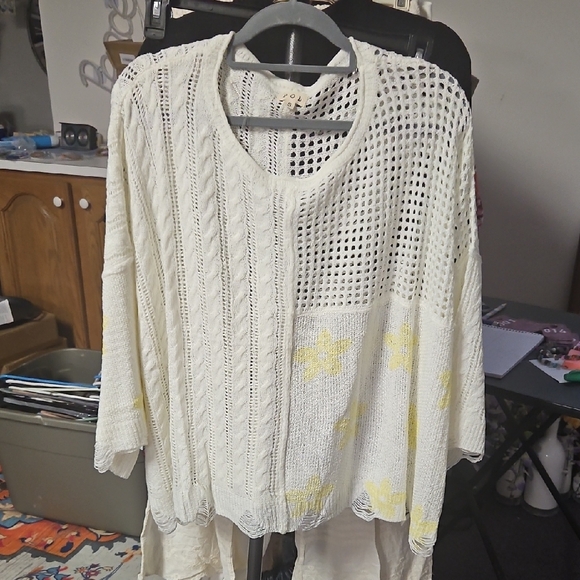 POL Sweaters - POL Women's Cream and Yellow Floral Sweater